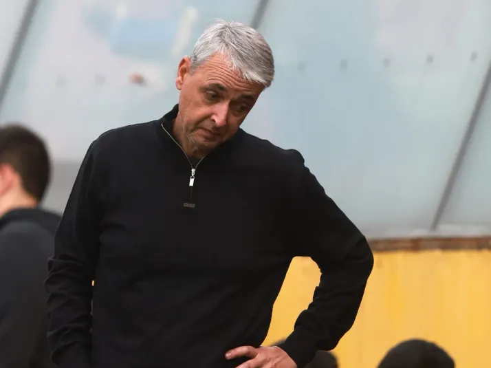 Mundialista chileno le cae con todo a Tiago Nunes