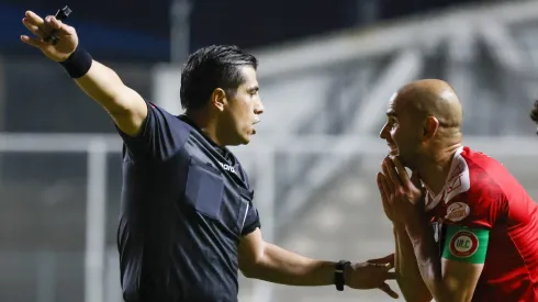 Se dieron a conocer los audios entre el árbitro Benjamín Saravia y el VAR.