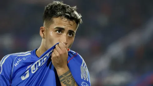 Lucas Assadi pone la pelota al piso pese a la victoria de la U (Foto: Andres Pina/Photosport)