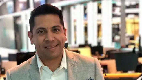 Rodrigo Herrera le llama la atención a Gustavo Álvarez.