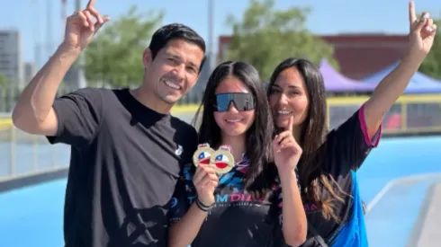Aylén posa junto a sus padres tras coronarse bicampeona en patín carrera.
