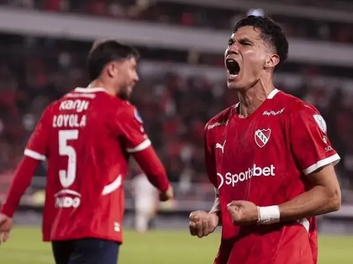 Del amor al odio: Basurean a los chilenos de Independiente