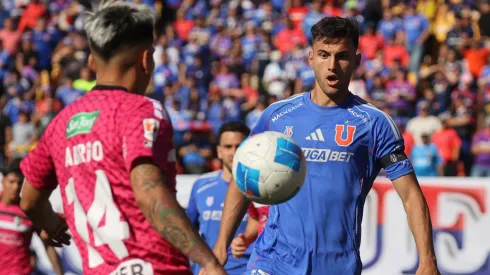 La U va a la carga por una figura de Palestino. (Foto: Dragomir Yankovic/Photosport)