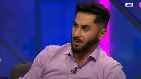 Johnny despide a Álvarez.