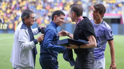 Matías Fernández fue homenajeado en Ecuador. (Foto: @IDV_EC)