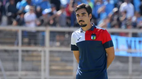 Castañeda le hace la cruz a Paqui.