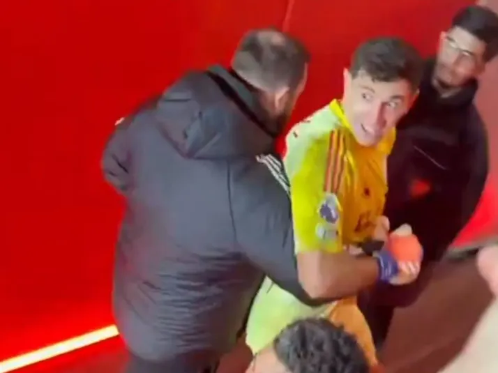 VIDEO: 'Dibu' Martínez y su show tras su noche para el olvido en Inglaterra