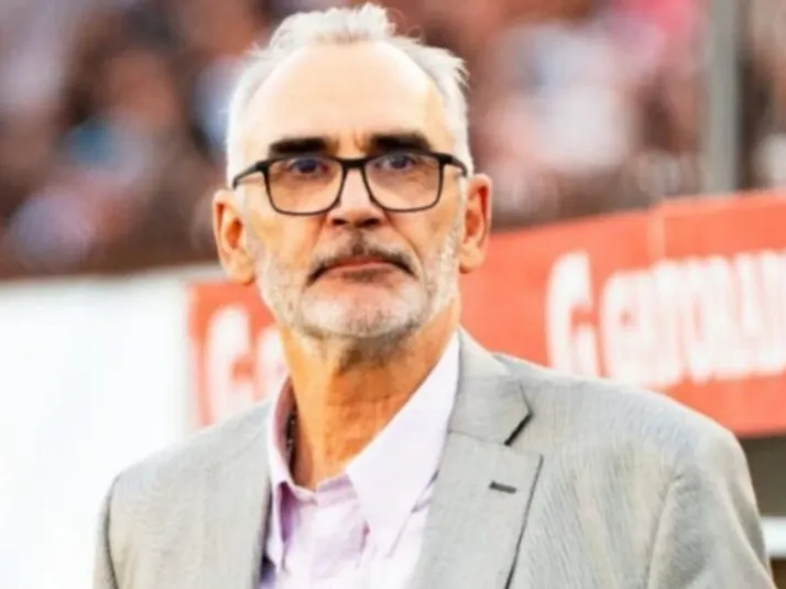 "Tuve que chequearlo": Ricardo Dabrowski desconoce a refuerzo albo