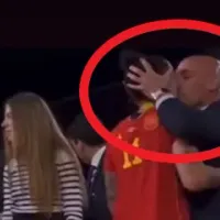 El polémico beso de un dirigente español a campeona de la Selección en la celebración