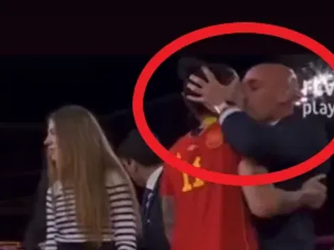 El polémico beso de un dirigente español a campeona de la Selección en la celebración
