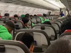 Hinchas de Nacional se subieron al mismo avión de los jugadores y causaron momentos de tensión