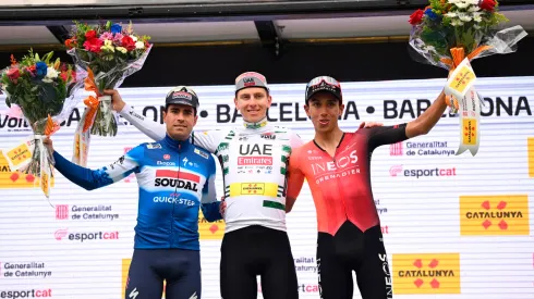 Egan Bernal festeja con Tadej Pogacar y Mikel Landa, en el podio de la Vuelta a Cataluña 2024.
