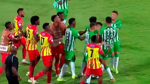 Video: jugador de Nacional se le 'voló' al árbitro para no ser expulsado