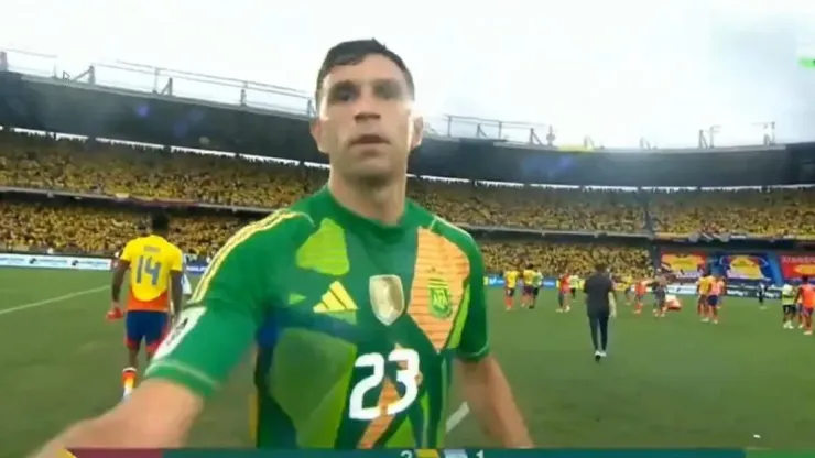 El momento de la agresión del Dibu Martínez.