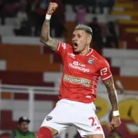 ¡Ya es el máximo goleador! Carlos Garcés anotó un hat-trick en Perú