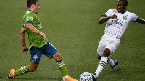 Portland Timbers vs Seattle Sounders: Portland Timbers' Diego Chará (right) and Seattle Sounders midfielder Nicolás Lodeiro battle for the ball (Getty).