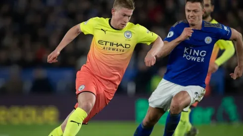 Kevin De Bruyne of Manchester City (left) and Jonny Evans of Leicester City (right). (Getty)