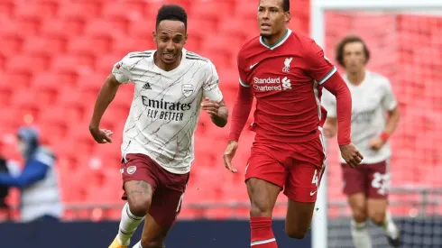 Pierre-Emerick Aubameyang of Arsenal (left) takes on Virgil van Dijk of Liverpool (right). (Getty)