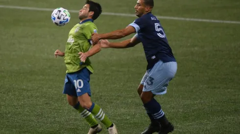 Seattle Sounders midfielder Nicolás Lodeiro (left) controls the ball in front of Vancouver Whitecaps defender Ali Adnan (Getty).
