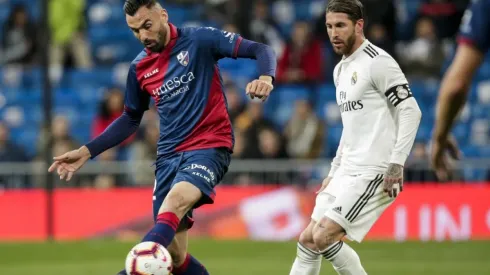 Enric Gallego of SD Huesca (left) and Sergio Ramos of Real Madrid (right). (Getty)