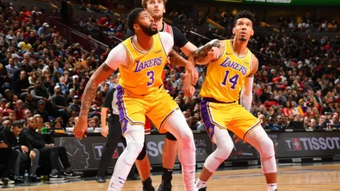 Anthony Davis and Danny Green boxing out. (Getty)