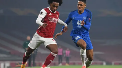 Willian of Arsenal (left) takes on Mathis Bolly of Molde (right).(Getty)