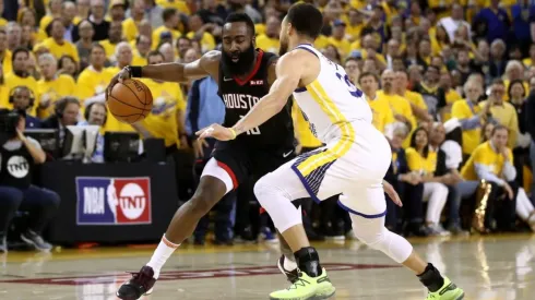 Stephen Curry guarding James Harden. (Getty)