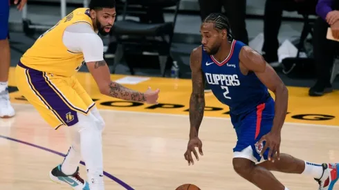 Anthony Davis guarding Kawhi Leonard. (Getty)