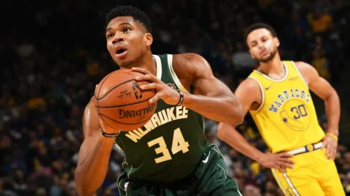 Giannis Antetokounmpo and Stephen Curry. (Getty)