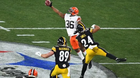 M.J. Stewart (centre) of the Cleveland Browns intercepts a pass against the Pittsburgh Steelers. (Getty)