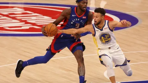 Jerami Grant (left) of the Detroit Pistons tries to get around Stephen Curry (right) of the Golden State Warriors. (Getty)
