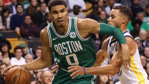 Stephen Curry guarding Jayson Tatum. (Getty)