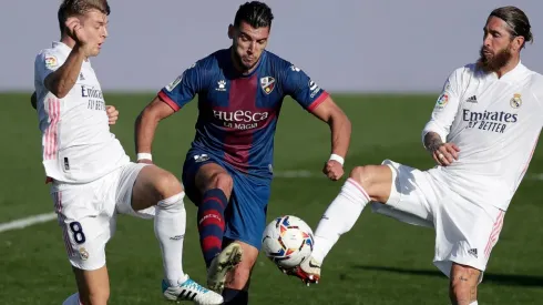 Toni Kroos (left) and Sergio Ramos (right) of Real Madrid battle for possession with Rafa Mir (centre) of Huesca. (Getty)