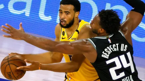 Buddy Hield (right) of the Sacramento Kings defends against Talen Horton-Tucker (left) of the Los Angeles Lakers.