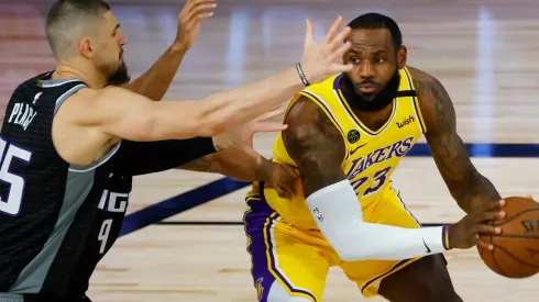 LeBron James (right) of the Los Angeles Lakers is pressured by Alex Len (left) of the Sacramento Kings. (Getty)