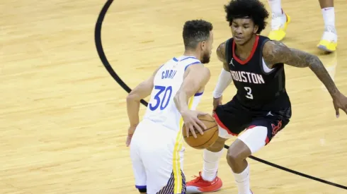 Kevin Porter Jr guarding Stephen Curry. (Getty)