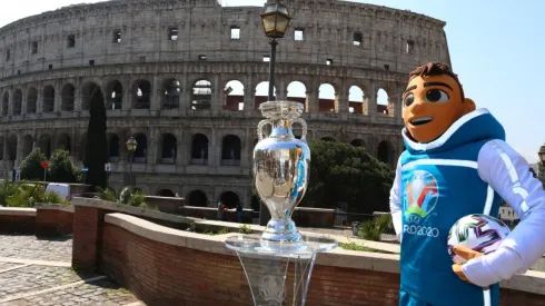 The Mascotte Skillzy poses with the trophy in front of the Colosseum in Rome. (Getty)