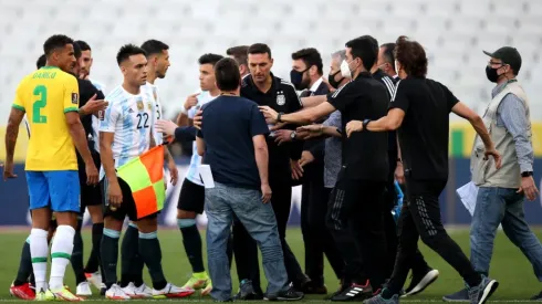 Health authorities interrumpt the match between Brazil and Argentina (Getty).