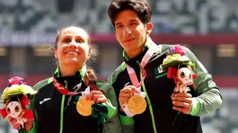 Monica Olivia Rodriguez Saavedra (left) and guide Kevin Teodoro Aguilar Perez (right) of Mexico at the women's 1500m – T11. (Getty)
