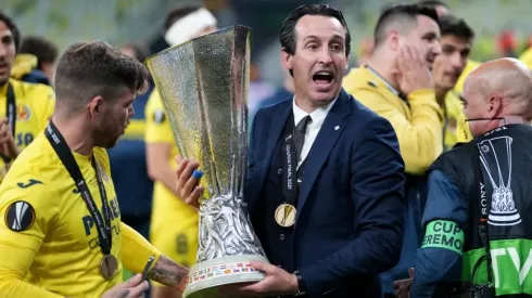 Unai Emery, Head Coach of Villarreal CF celebrates with the UEFA Europa League Trophy (Getty)