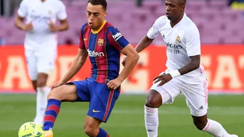 Sergino Dest of Barcelona battles for possession with Vinicius Junior of Real Madrid