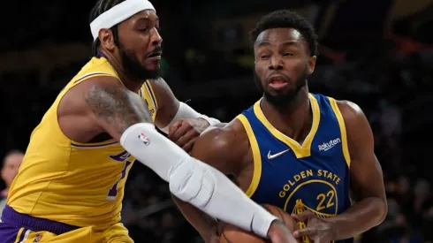 Carmelo Anthony of Los Angeles Lakers (left) tries to block Andrew Wiggins of GSW