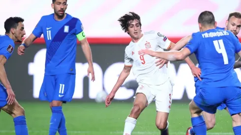 Bryan Gil of Spain (center) in action against Greece players