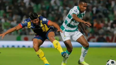 Juan Otero of Santos (right) and Jair Díaz of Atletico San Luis.