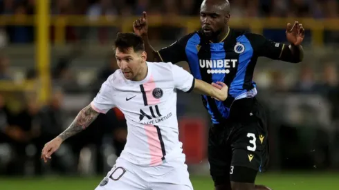 Lionel Messi of PSG (left) tries to hold ball possession against Eder Balanta of Club Brugge