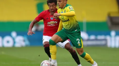 Jesse Lingard of Manchester United (left) fights for ball control against Max Aarons of Norwich City by Catherine Ivill (Futbolsites)