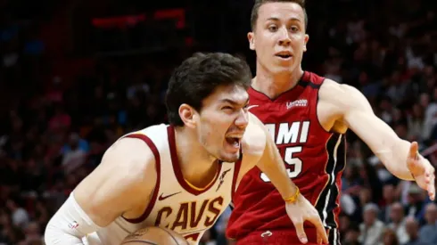 Cedi Osman of Cavaliers (left) tries to avoid Duncan Robinson of Miami Heat