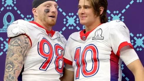 Maxx Crosby (left) Justin Herbert during the Pro Bowl in 2022