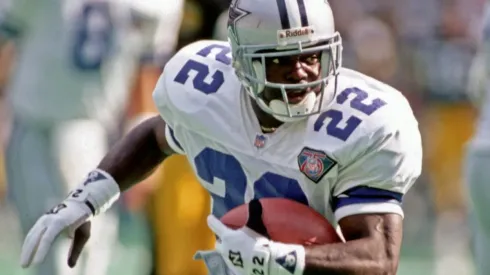 Running back Emmitt Smith #22 of the Dallas Cowboys