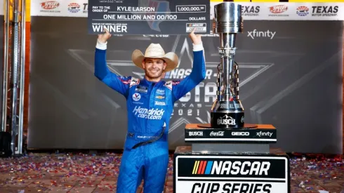 Kyle Larson with his award for winning the 2021 Nascar All-Star Race
